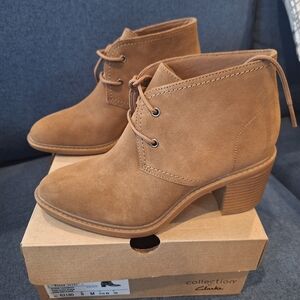NWB Clarks Women's Brown Sz 8 Lace-Up Ankle Booties. Suede Block Heel